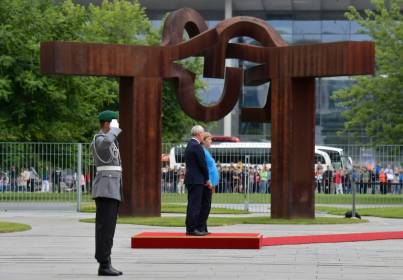 Merkel assure aller.jpg