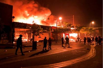 un commissariat incendié après la mort d'un homme noir aux mains de la police.jpg