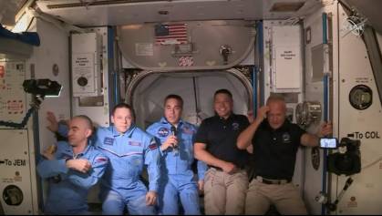 Les deux astronautes transportés par SpaceX arrivés à bord de l'ISS.jpg
