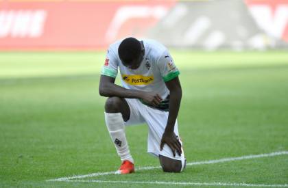 Hommages de footballeurs à George Floyd.jpg