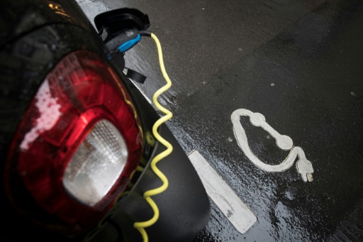 Transport : Air France propose d'intégrer les informations sanitaires au billet, forte augmentation des bornes de recharge rapide sur les aires d'autoroute.
