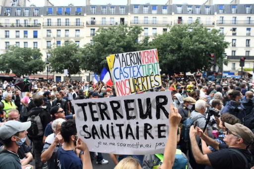Pass sanitaire : après les manifestations, Macron à l'offensive