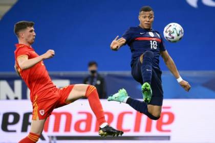 les Bleus éteignent les Gallois avec Benzema, remuant mais frustré.jpg