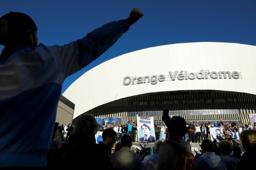 En bleu et blanc, des supporters de l'OM disent adieu au "boss" Tapie au Vélodrome