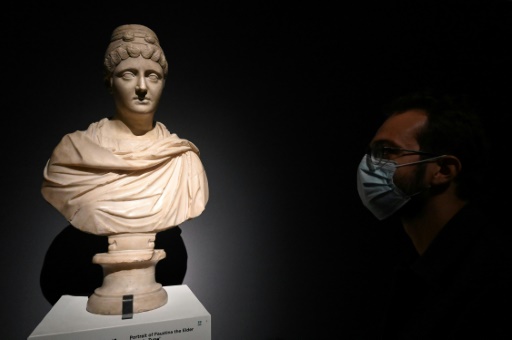 Impératrice, "matrone" ou affranchie : la difficulté d'être une femme à Rome exposée à Nîmes