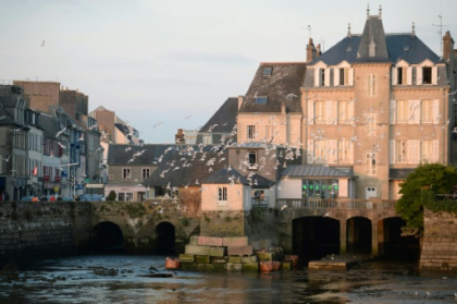 A Landerneau, un des tout derniers ponts habités d'Europe à la santé fragile.jpg