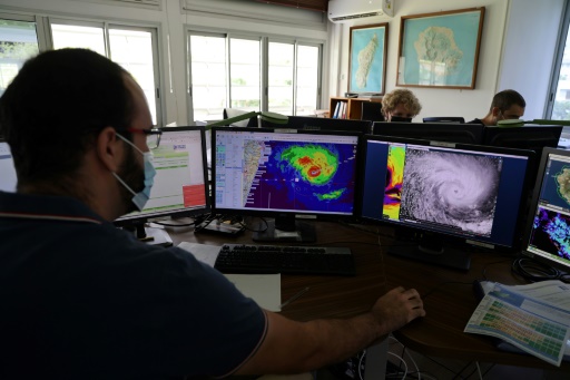 Le cyclone Batsirai longe l'île de la Réunion en alerte rouge