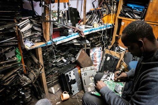 Récup' et recyclage pour endiguer la marée des déchets électroniques au Kenya