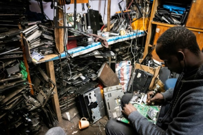 recyclage pour endiguer la marée des déchets électroniques au Kenya.jpg