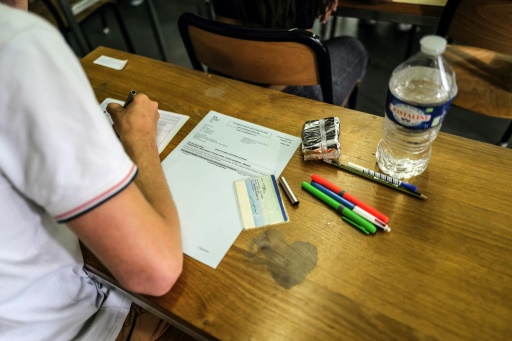 "Soulagés" après la philo, les lycéens poursuivent le bac comme prévu malgré la chaleur