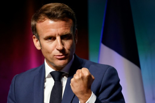 Macron en Roumanie pour saluer les troupes aux portes de l'Ukraine