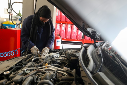 Du volant au cambouis : autorisées à conduire, des Saoudiennes réparent les voitures