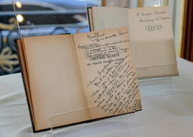 cinq livres d'un ex-ministre restitués en France.jpg