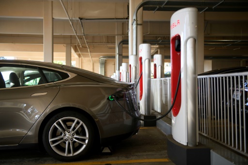 Dans la course aux voitures électriques, une route semée d'embûches