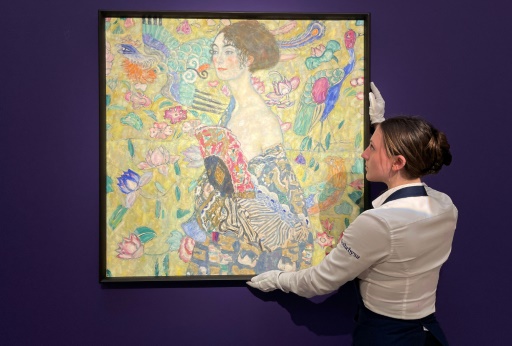 La "Dame à l'éventail" de Gustav Klimt se vend pour 74 millions de livres aux enchères, record d'Europe