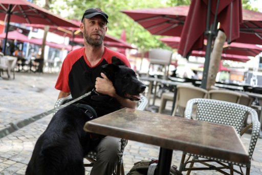 Ames blessées, militaires et chiens s'adoptent pour renouer avec la vie