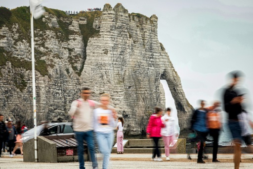 A Étretat, le surtourisme devient un casse-tête pour les habitants