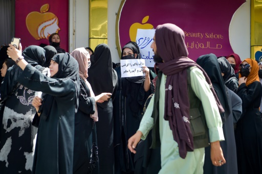 Afghanistan: manifestation de femmes à Kaboul contre la fermeture des salons de beauté