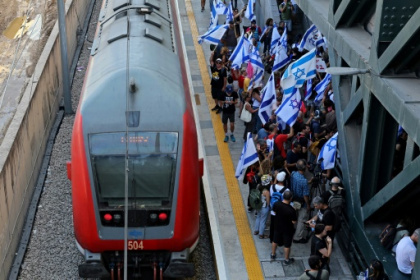 Contre la réforme judiciaire, des milliers d'Israéliens bloquent des gares et des routes.jpg