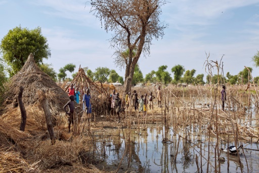 Des dizaines de millions d'enfants déracinés et traumatisés par les désastres climatiques