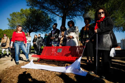 A Marseille, des bancs rouges pour ne pas oublier les victimes de féminicides