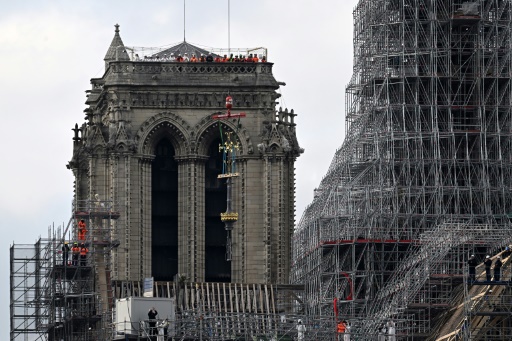 La croix de Notre-Dame de Paris posée au sommet de sa flèche