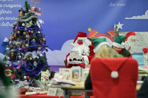 "Cher Père Noël…" : Michel Bussi répond aux lettres envoyées par les enfants au secrétariat