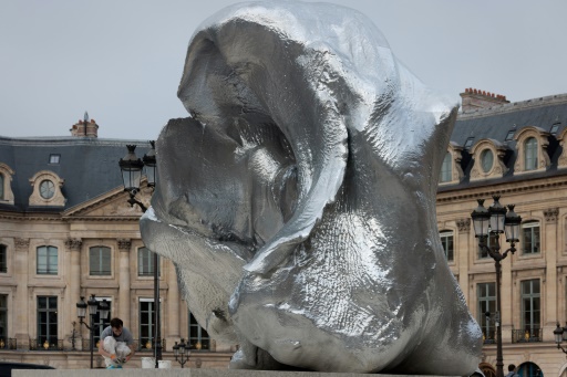 Une vague géante sculptée place Vendôme comme pour arrêter le temps