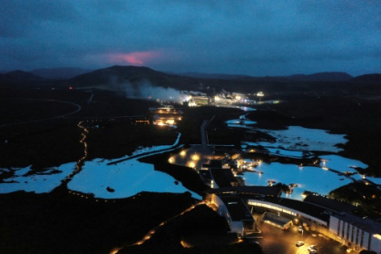 une ville menacée de destruction par une éruption volcanique.jpg