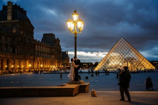 Au Louvre, les touristes pas refroidis par la hausse du prix du billet