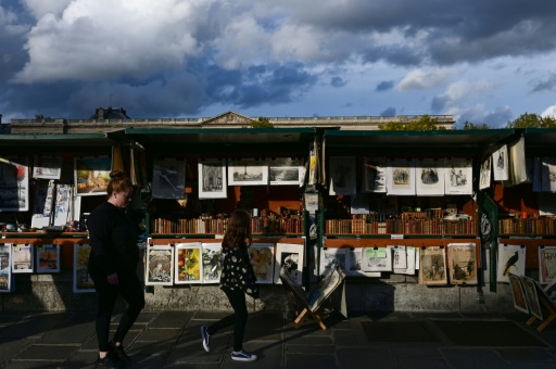 JO-2024 : Macron a décidé de renoncer au déplacement des bouquinistes des quais de Seine