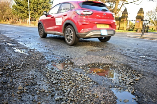 Sur les routes britanniques, le fléau des nids de poule et leur lourd tribut