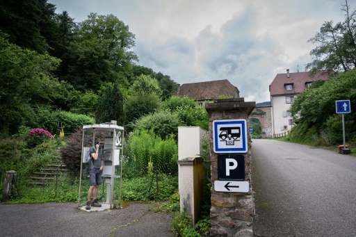 Engouement "vintage" pour la dernière cabine téléphonique de France