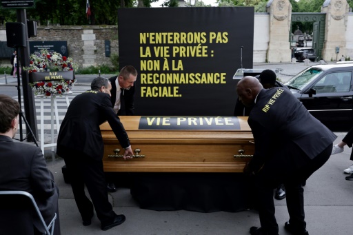 Vidéosurveillance algorithmique : Amnesty enterre symboliquement "la vie privée" au Père-Lachaise