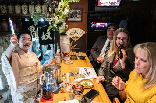 L'univers caché des "snack-bars" japonais s'ouvre aux touristes