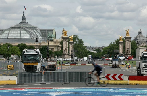 JO-2024: à Paris, les barrières fleurissent, les désagréments aussi