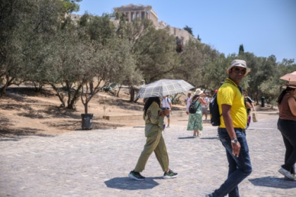 à Athènes, la canicule prive partiellement les touristes d'Acropole.jpg