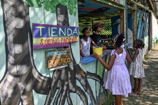 En Colombie, une petite économie du plastique recyclé sur les plages du Pacifique