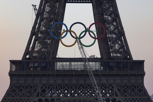 Anneaux olympiques sur la Tour Eiffel : la controverse grandit