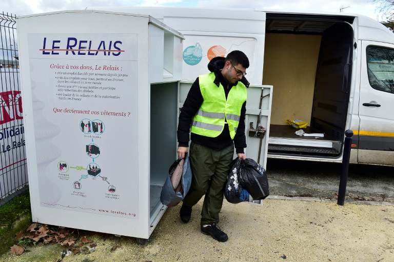 Textiles : des bornes de collecte ferment, la filière française menacée par l'Asie