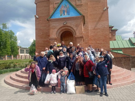 Ukraine : les dernières ouailles du père Igor gardent la foi malgré la destruction de leur ville