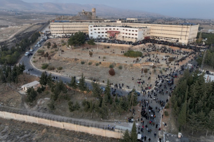 Des Syriens entrent dans la prison de Saydnaya, près de Damas, le 9 décembre 2024 au lendemain de sa capture par les rebelles