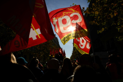 Des drapeaux du syndicat de la CGT à Marseille lors d'une manifestation des fonctionnaires, le 5 décembre 2024