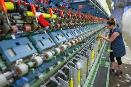 Une employée de "Bergère de France", dernière filature industrielle de laine à tricoter de France, travaille sur un métier à tisser, à Bar-le-Duc, le 12 décembre 2024 dans la Meuse