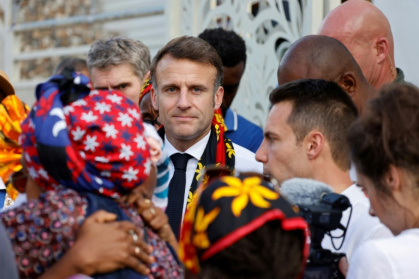 Emmanuel Macron rencontre des habitants dans le quartier de Kavani, à Mamoudzou, Mayotte, le 19 décembre 2024