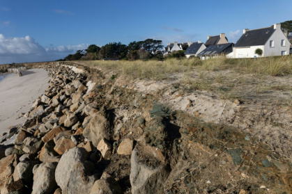 La dune érodée et les maisons en arrière-plan menacées par la submersion marine et l'érosion à Treffiagat, dans le Finistère, le 19 décembre 2024