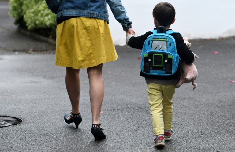 Familles monoparentales : un quart des jeunes enfants qui vivent avec leur mère n'a "aucun contact" avec le père