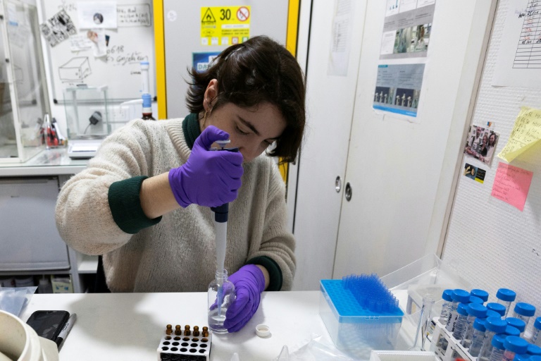 Dans un labo à Paris, les drogues des consommateurs sous le microscope