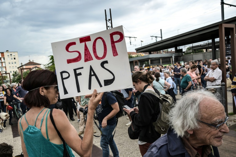 Le Parlement prêt à bannir les "polluants éternels" des textiles et cosmétiques