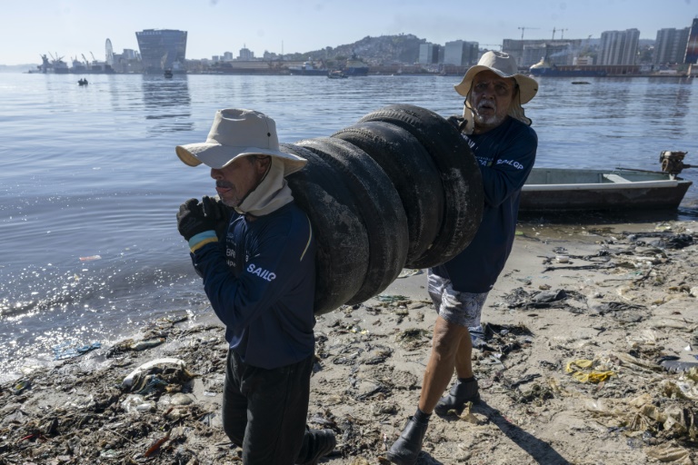 Pêcheurs et champions de voile unis contre la pollution à Rio